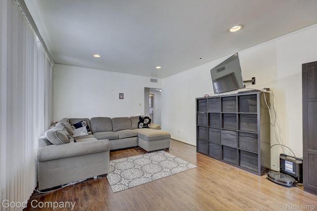 1176 E Kalama Avenue, Madison Heights, MI 48071