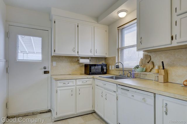 1176 E Kalama Avenue, Madison Heights, MI 48071