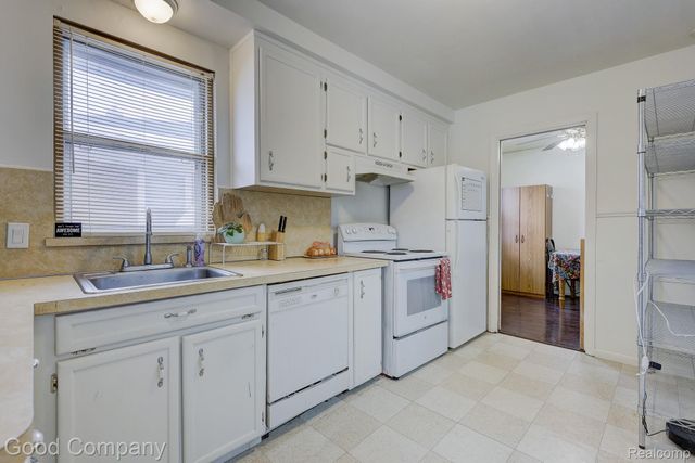 1176 E Kalama Avenue, Madison Heights, MI 48071