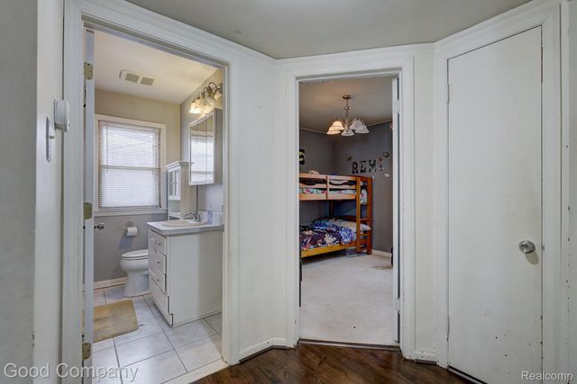 1176 E Kalama Avenue, Madison Heights, MI 48071