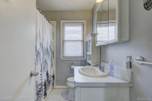 1176 E Kalama Avenue, Madison Heights, MI 48071