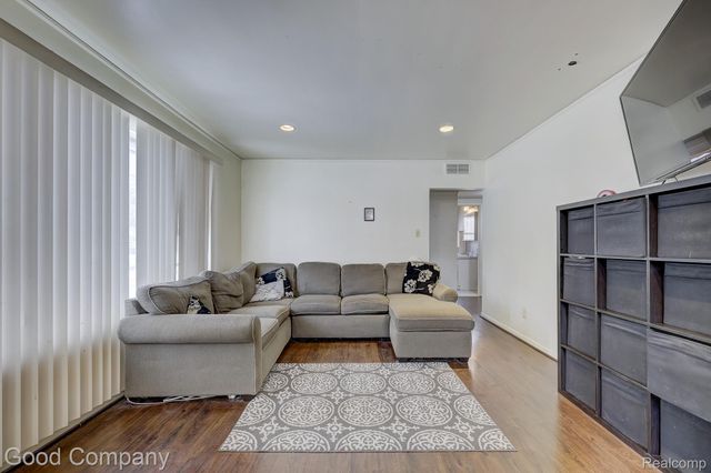 1176 E Kalama Avenue, Madison Heights, MI 48071