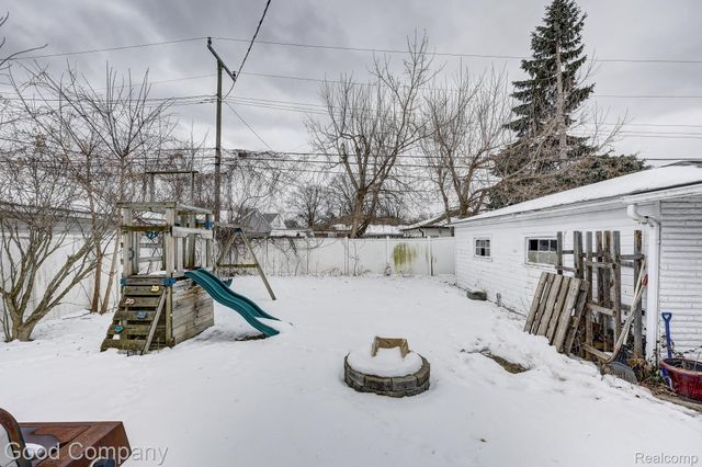 1176 E Kalama Avenue, Madison Heights, MI 48071