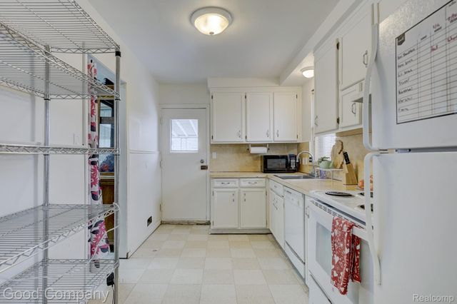 1176 E Kalama Avenue, Madison Heights, MI 48071