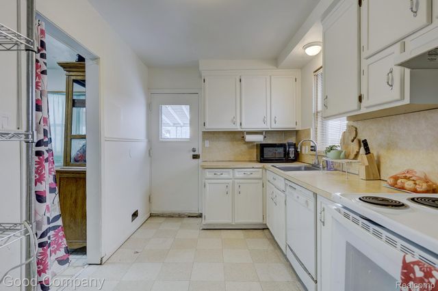 1176 E Kalama Avenue, Madison Heights, MI 48071