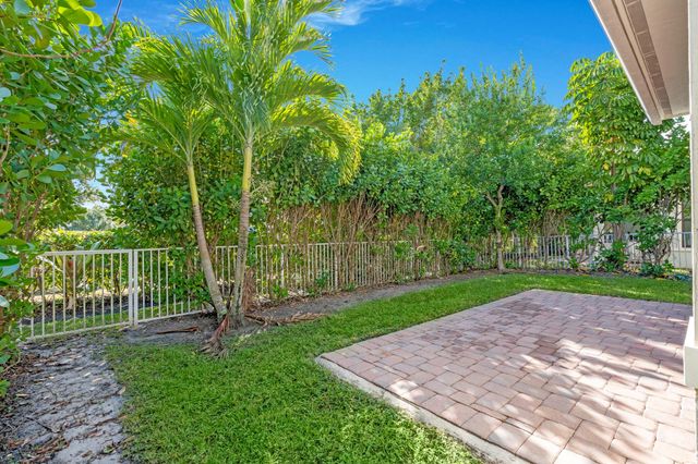 8870 NW 37th Dr, Coral Springs, FL 33065