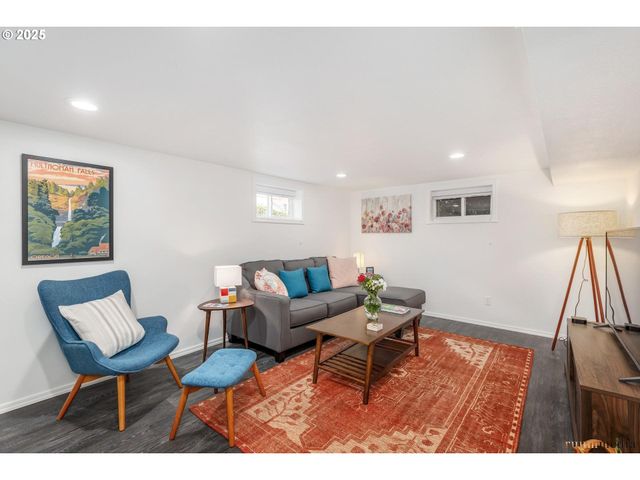 533 Ne FARGO St, Portland, OR 97212