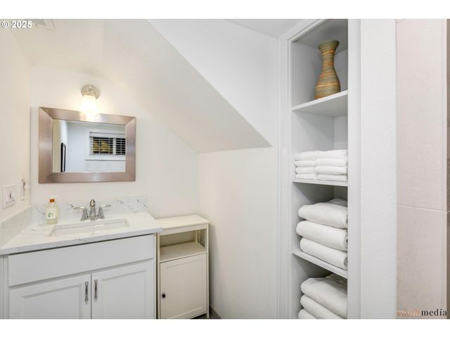 533 Ne FARGO St, Portland, OR 97212