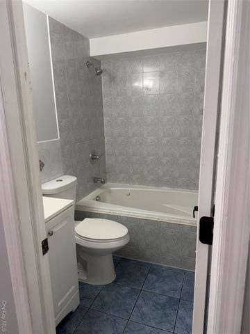 132-11 11 avenue, College Point, NY 11356