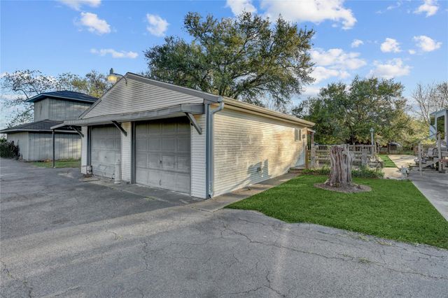 300 Mustang Road, Alvin, TX 77511