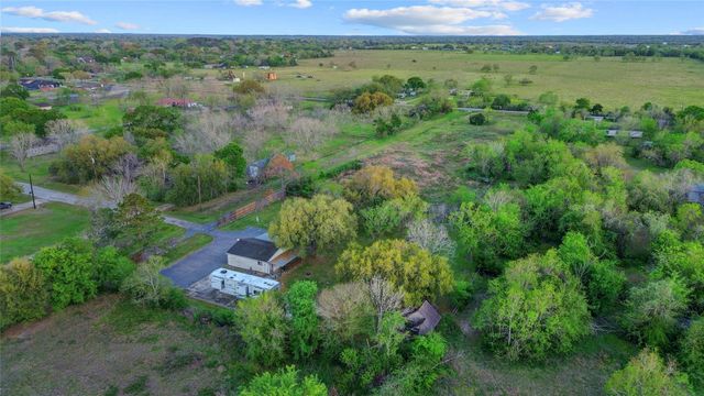 300 Mustang Road, Alvin, TX 77511