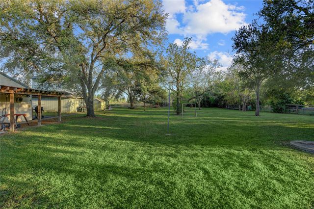 300 Mustang Road, Alvin, TX 77511