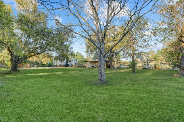 300 Mustang Road, Alvin, TX 77511