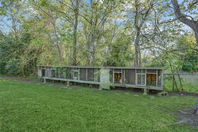 300 Mustang Road, Alvin, TX 77511