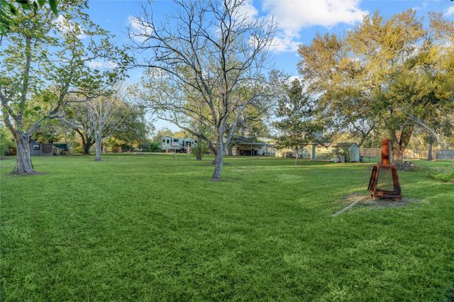 300 Mustang Road, Alvin, TX 77511