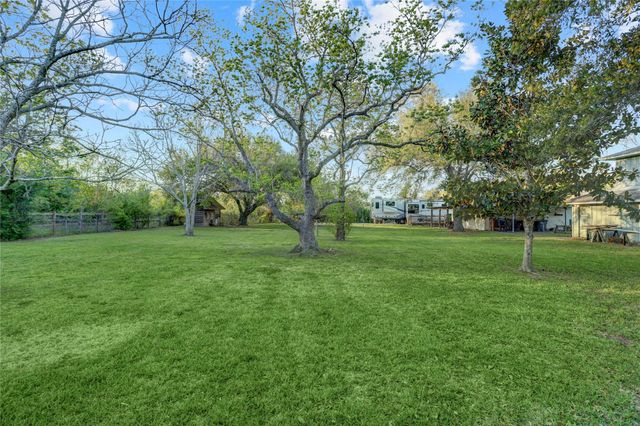 300 Mustang Road, Alvin, TX 77511