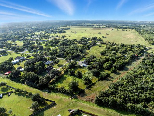 300 Mustang Road, Alvin, TX 77511