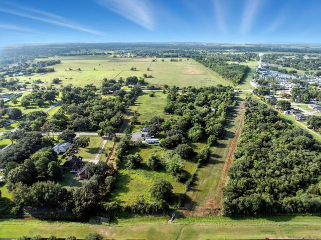 300 Mustang Road, Alvin, TX 77511