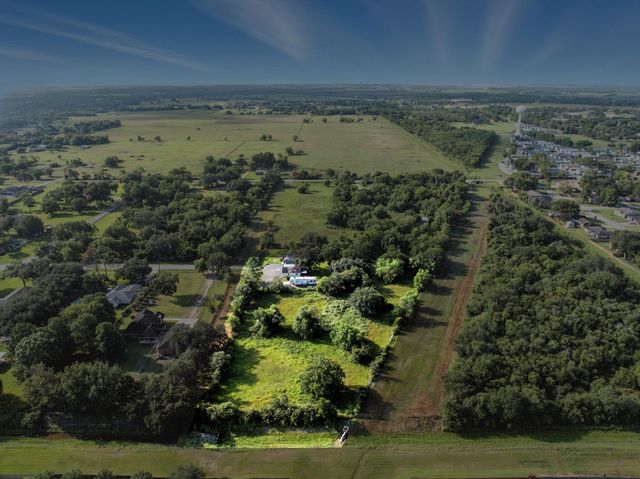 300 Mustang Road, Alvin, TX 77511