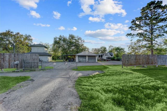 300 Mustang Road, Alvin, TX 77511