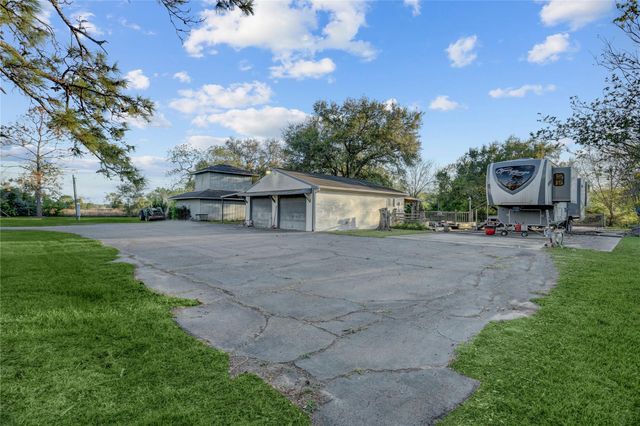 300 Mustang Road, Alvin, TX 77511