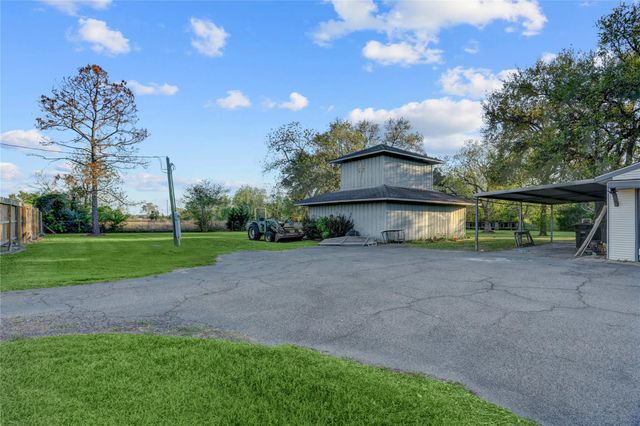 300 Mustang Road, Alvin, TX 77511