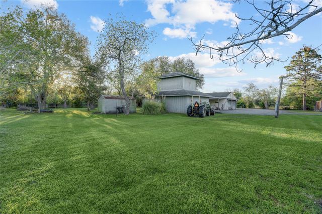 300 Mustang Road, Alvin, TX 77511