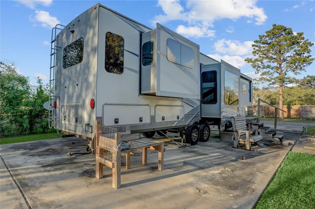 300 Mustang Road, Alvin, TX 77511