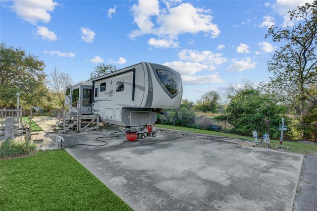 300 Mustang Road, Alvin, TX 77511