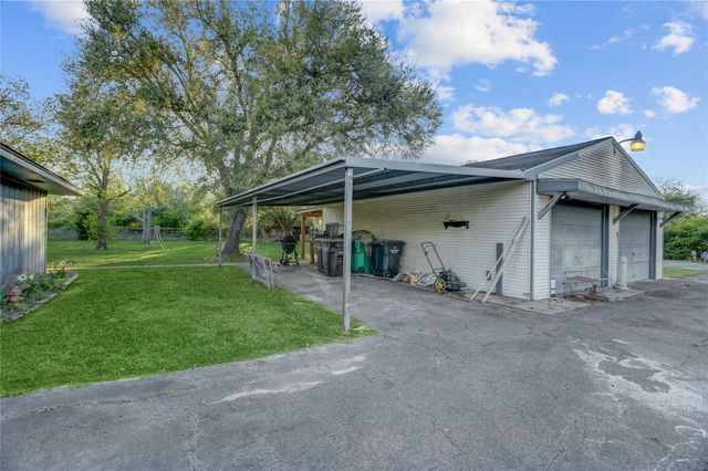 300 Mustang Road, Alvin, TX 77511