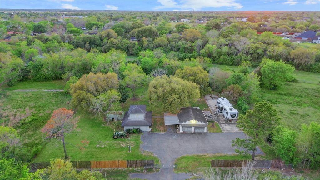 300 Mustang Road, Alvin, TX 77511