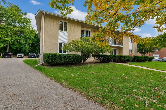 31 Green Oaks Drive B, Crystal Lake, IL 60014