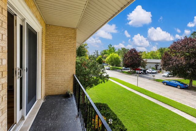 31 Green Oaks Drive B, Crystal Lake, IL 60014