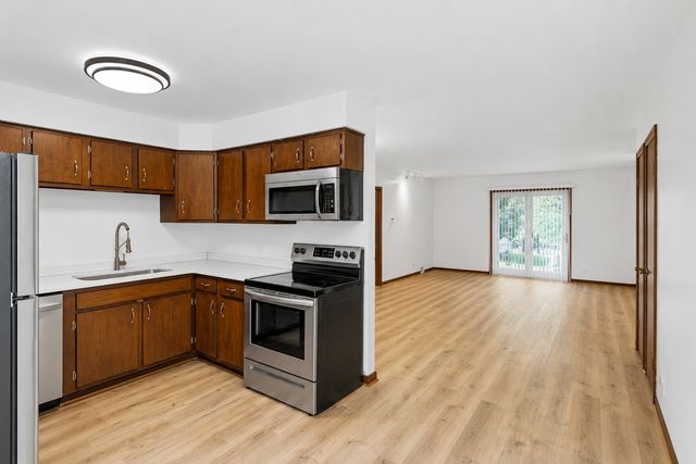31 Green Oaks Drive B, Crystal Lake, IL 60014