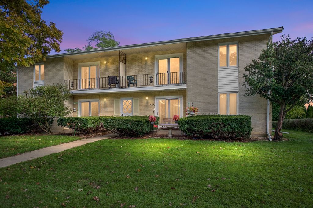 31 Green Oaks Drive B, Crystal Lake, IL 60014