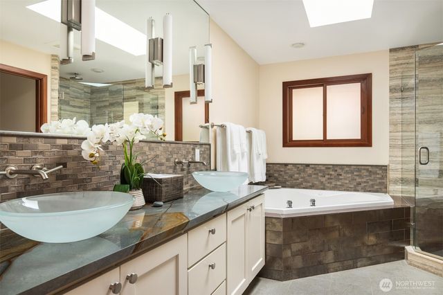 2095 Rose Point Lane, Kirkland, WA 98033