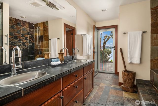 2095 Rose Point Lane, Kirkland, WA 98033