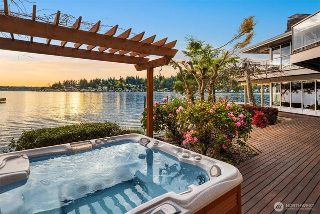 2095 Rose Point Lane, Kirkland, WA 98033