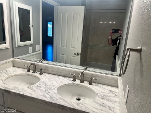 8225 Woodland Prairie Avenue, Las Vegas, NV 89129