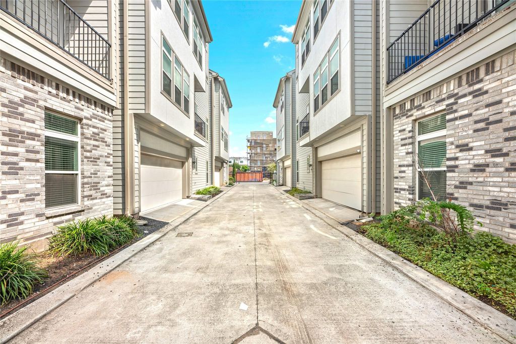 5823 Fairdale Lane C, Houston, TX 77057