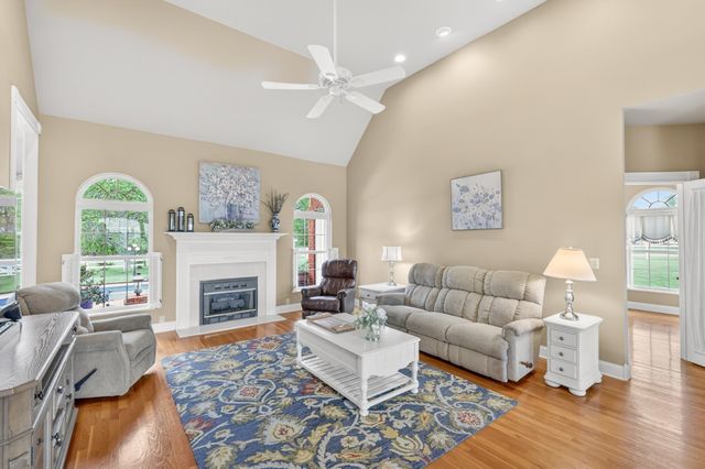 2015 Spry Rd, Bradyville, TN 37026