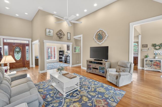 2015 Spry Rd, Bradyville, TN 37026