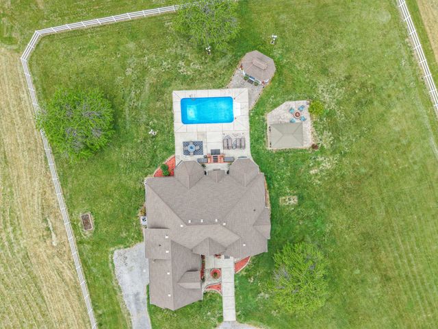 2015 Spry Rd, Bradyville, TN 37026