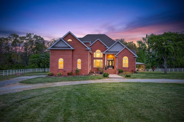 2015 Spry Rd, Bradyville, TN 37026