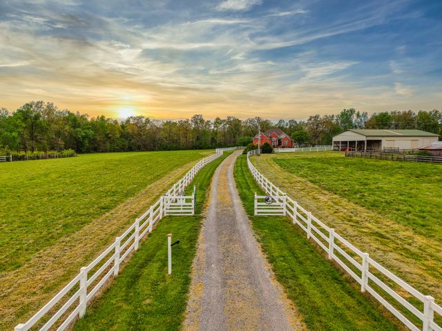 2015 Spry Rd, Bradyville, TN 37026