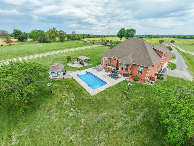 2015 Spry Rd, Bradyville, TN 37026