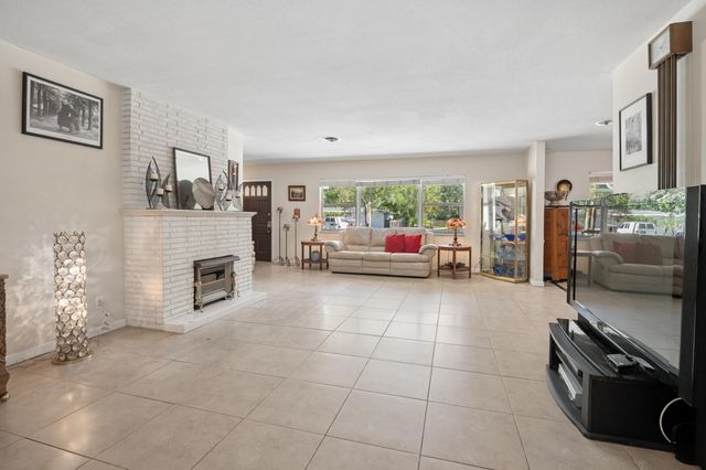 4011 SW 2nd Street, Plantation, FL 33317