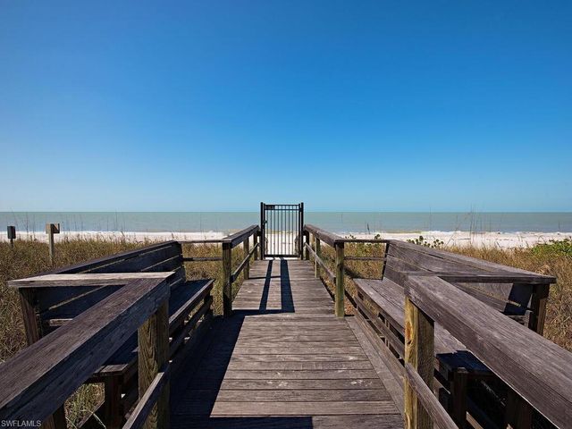 60 Seagate DR # 1702, Naples, FL 34103