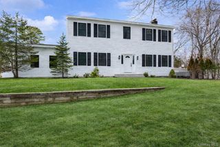 34 Starboard Road, Hampton Bays, NY 11946