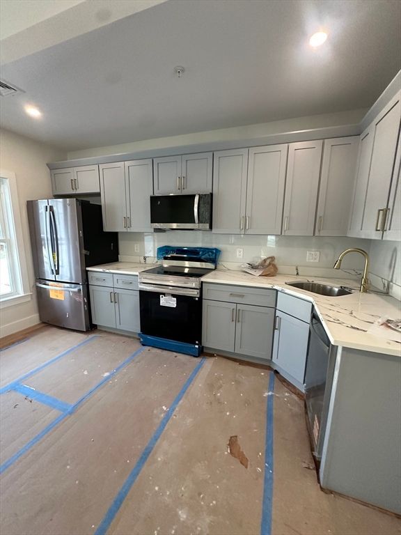 5 Walnut Ave 3, Stoughton, MA 02072